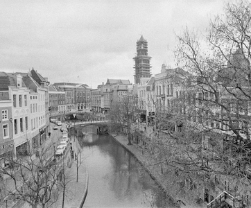 857025 Gezicht op de Oudegracht te Utrecht, vanaf de Bakkerbrug, met op de achtergrond de Bezembrug en het Stadhuis aan ...